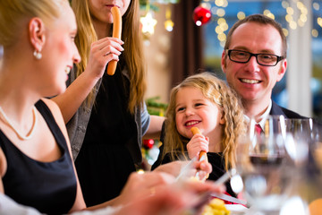 Familie bei Essen an Weihnachten mit Würstchen 