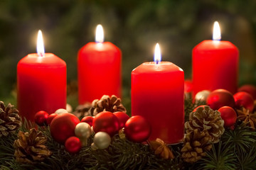 Adventskranz mit roten Kerzen