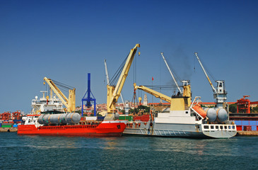 Fototapeta na wymiar Cargo container ship in istanbul