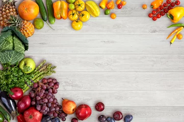 Foto auf Acrylglas Produktauswahl Hintergrund für gesunde Ernährung. Studiofotografie von verschiedenen Obst- und Gemüsesorten auf weißem Holztisch. Hochauflösendes Produkt