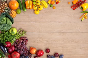 Photo sur Plexiglas Légumes photographie de différents fruits et légumes sur une table en bois