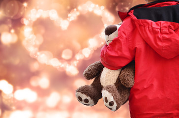 Kind, Teddy und Herz aus Sternen