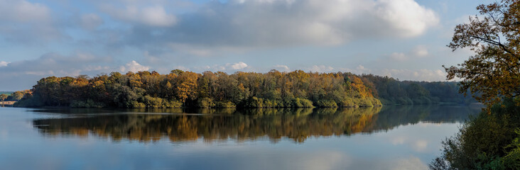 Fototapeta na wymiar autumn forest and reflection