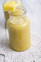 Ananassmoothie in Glasflasche