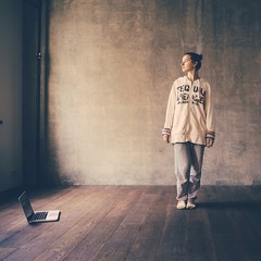 Молодая женщина в студии лофт