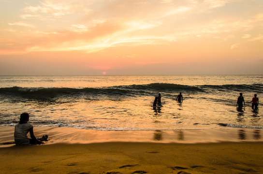 Menschen am Strand von Negombo bei Sonnenuntergang