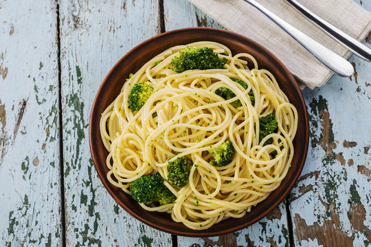 spaghetti with broccoli vegetarian dish