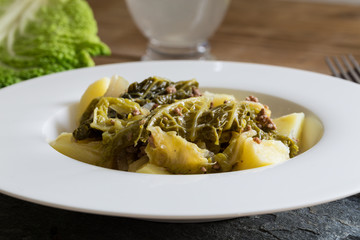 Wirsing Eintopf mit Kartoffeln und Hackfleisch