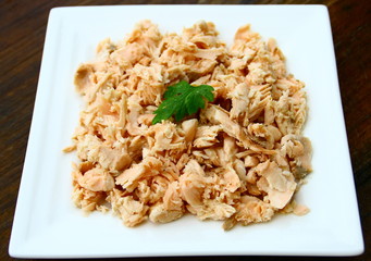 assiette de miettes de saumon