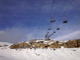 skilift mit sessellift in den Alpen