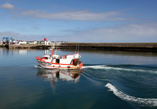 Chalutier rentrant au port de Guilvinec.