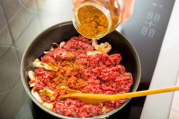 Proces of preparing spaghetti Bolognese