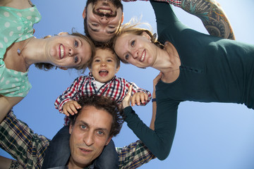 Amigos con niño en contrapicado