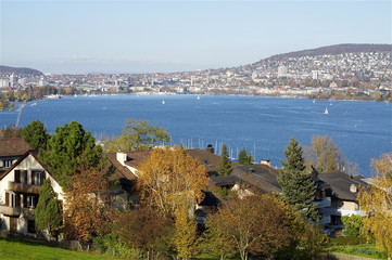 Fototapeta na wymiar Blick von Wollishofen zum Seebecken der Stadt Zürich