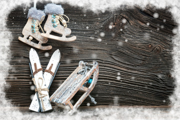 Wintersport Deko mit Schnee