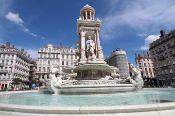 Fototapeta na wymiar La fontaine de la Place des Jacobins