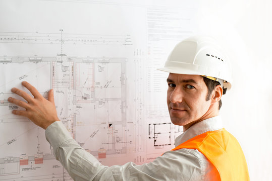 Bauingenieur am Grundriss f&uuml;r Hausneubau