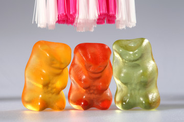 Zahnbürste putzt Gummibärchen