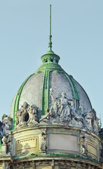 Сидящая статуя Свободы на крыше Музея этнографии во Львове