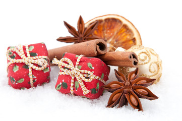 Weihnachtsdeko im Schnee