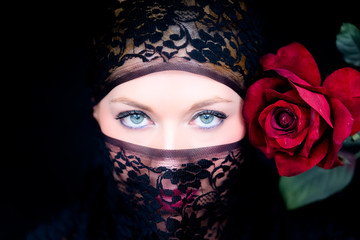 Verschleierte Frau mit blauen Augen