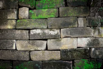 Crédence de cuisine en verre imprimé Pierres Old red stone brick wall grown with moss