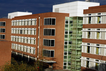 verglastes Treppenhaus in modernem Bürogebäude
