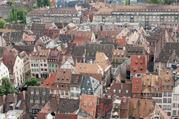 Fototapeta na wymiar Vue sur les toits de Strasbourg