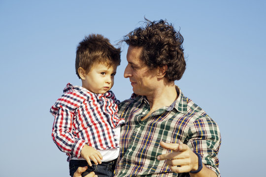 Padre ense&ntilde;ando a su hijo