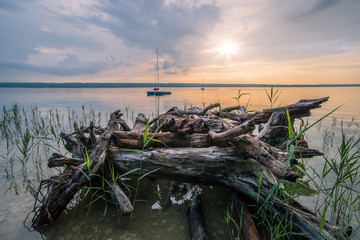 Sommerstimmung am See mit Segelboot