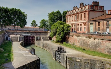 Fototapeta na wymiar quais de la garonne à Toulouse