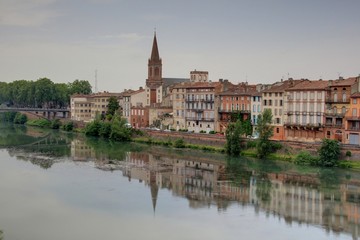 Fototapeta na wymiar quais de la garonne à Toulouse