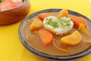 カレーライスと野菜サラダ