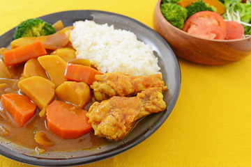 チキンカレーと野菜サラダ