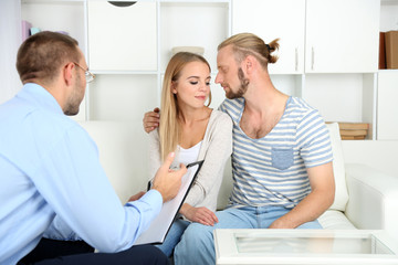 Obraz premium Young happy couple after therapy session with family