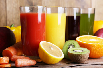 Fruit and vegetable juice in glasses and fresh fruits and