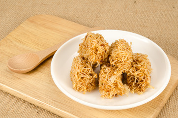 Sweet crispy noodle
