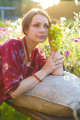 Obraz premium portrait of beautiful girl with bunch of grapes