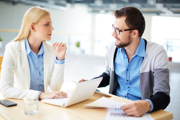 Obraz premium Consulting with co-worker