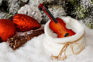 Weihnachtsdeko im Schnee