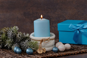Kerze mit Weihnachtsgeschenk