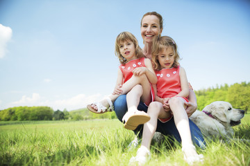 Fototapeta premium Glückliche Familie mit Zwillingsmädchen