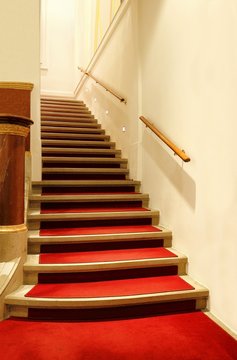 Treppe aus Stein und roter Teppich, Hintergrund Treppenaufang, Wien Burgtheater 