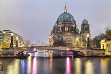 Fototapeta na wymiar Berlin Cathedral and the bridge across the Spree River