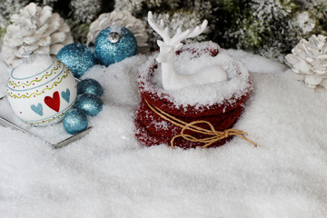 Weihnachtskugeln im Schnee