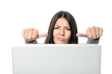 Unmotivierte Mitarbeiterin im Büro vor dem Computer