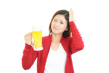 ビールを飲みすぎた女性