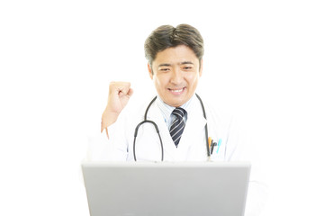 笑顔の医師