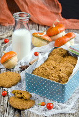 Pumpkin-oatmeal cookies with nuts