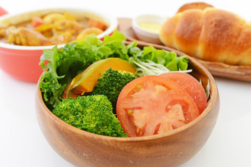 カレーライスと野菜サラダ